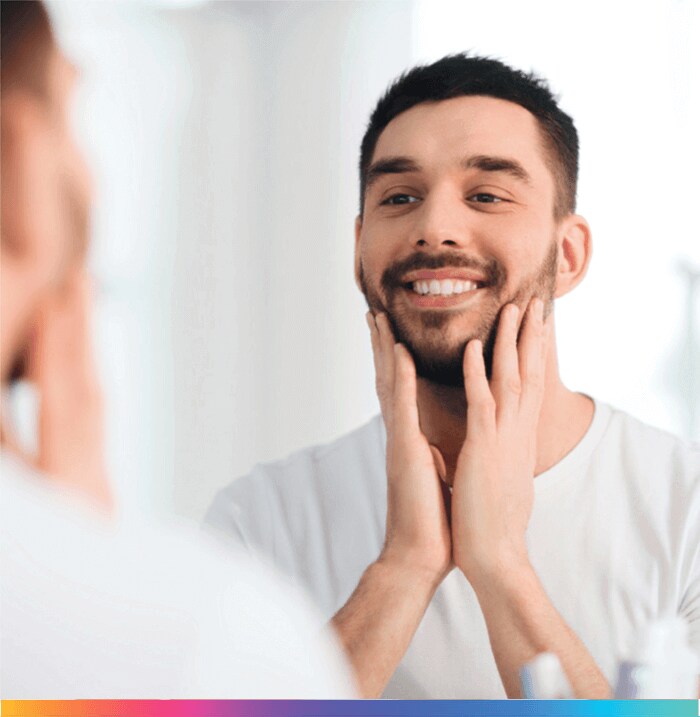 En mand ser sig i spejlet.